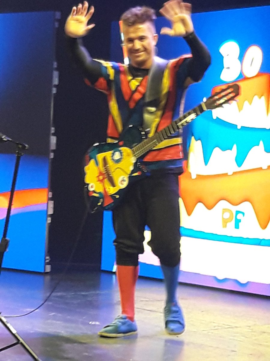 jony_cc14's tweet photo. @TeatroMetSura @pinonfijo1 @jerefijo  muchas gracias por todo!!! Mi familia quedo contenta!!! Gracias x regresarme 1 hora de infancia https://t.co/cTLh9AP7UZ