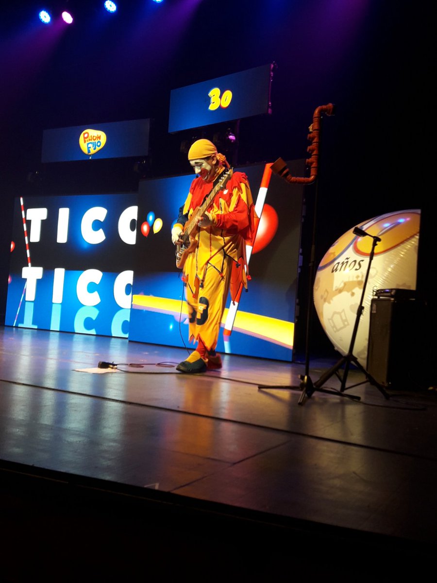 jony_cc14's tweet photo. @TeatroMetSura @pinonfijo1 @jerefijo  muchas gracias por todo!!! Mi familia quedo contenta!!! Gracias x regresarme 1 hora de infancia https://t.co/cTLh9AP7UZ