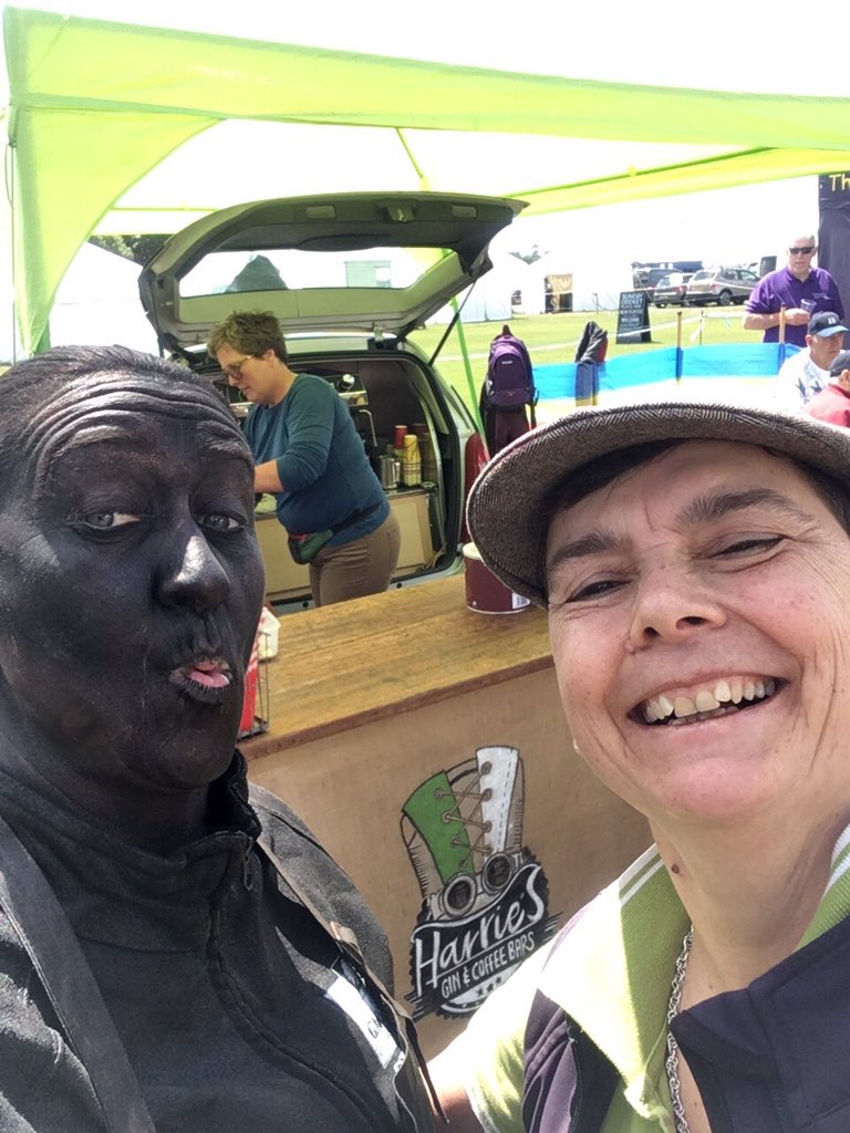 TheHumanStatue's tweet image. Ooooooo...look @harriescoffee new logo!!! FABULOUS!!! @StanstedGdnShow #BronzeStatue