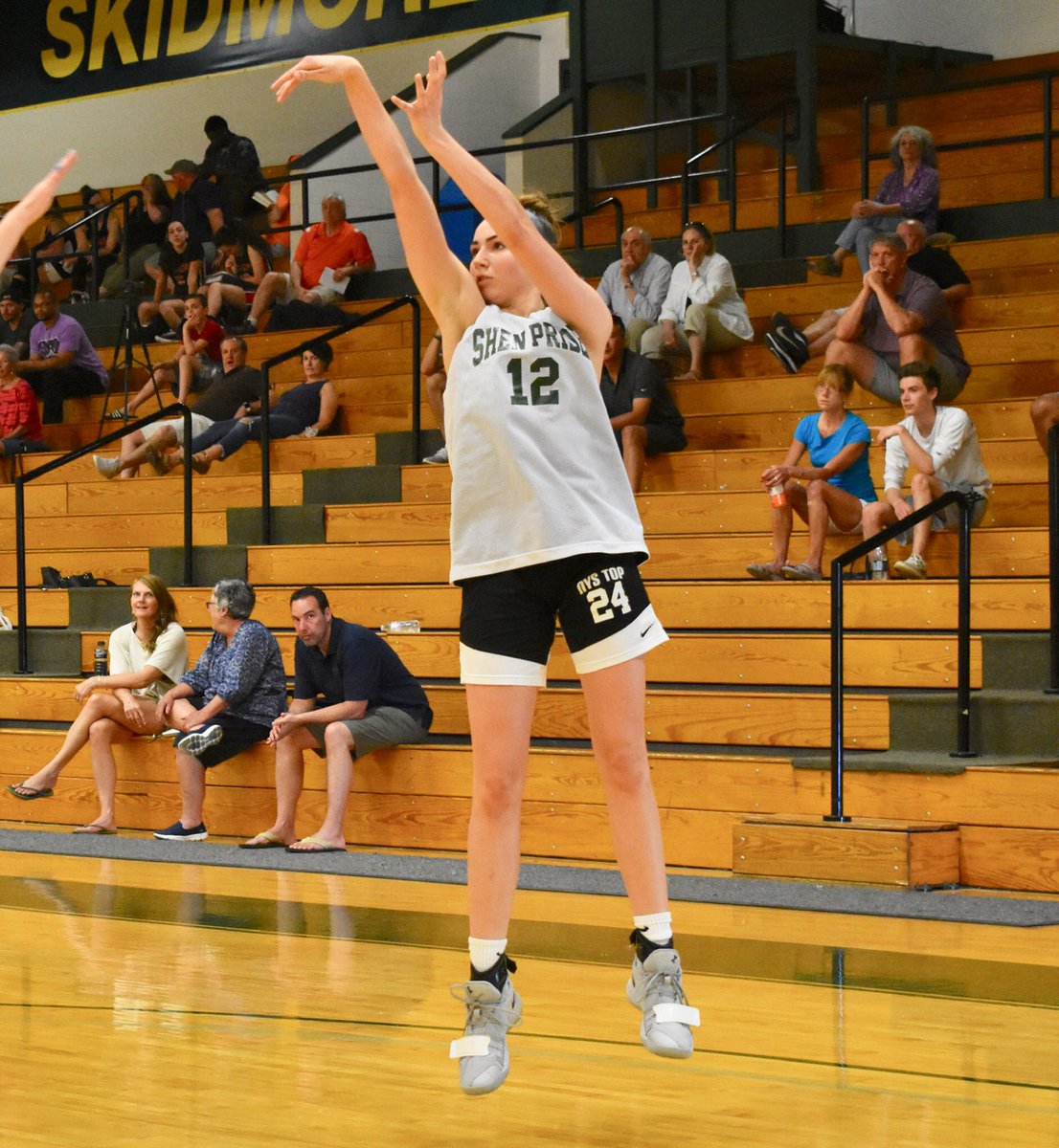 2021 <a href="/RyleeCarpenter1/">Rylee Carpenter</a> had some kind of a day for <a href="/ShenGirlsHoops/">ShenGirlsHoops</a> at the <a href="/Saratoga_Sparks/">Saratoga Sparks</a> Thoroughbred Classic. No answers for her defensively as she got out &amp; finished in transition, moved well w/o the ball to get easy ones, knocked down midrange &amp; perimeter Js. Huge 2 games 🔥