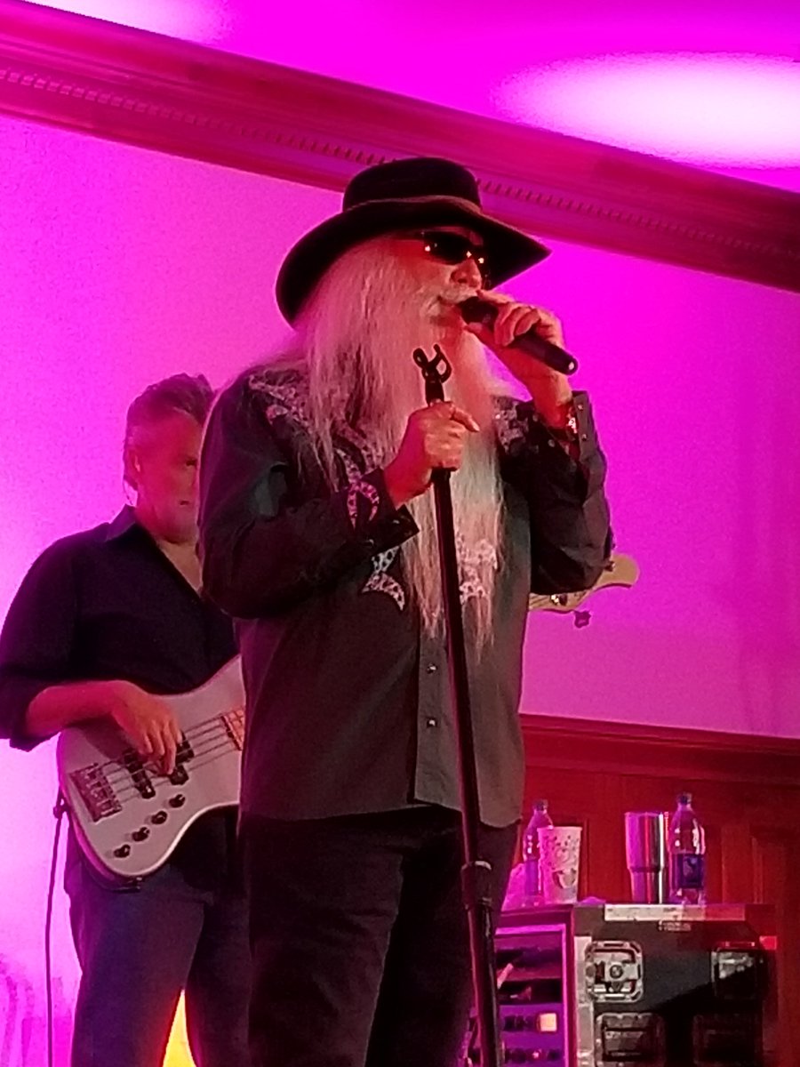 OhioPicTaker's tweet photo. Here are more pictures of the evening show at #hartvillekitchen in Hartville, Ohio of the @oakridgeboys! What a show too!!! https://t.co/sbEt18nMS4
