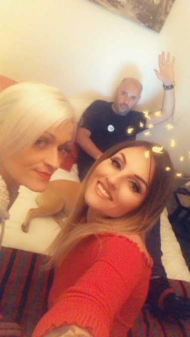 Des bisous 😘 bient&ocirc;t pr&ecirc;t pour la soir&eacute;e J&amp;M au @podium2000 🔥  @mathdxhadix @lolacandy64 @JacquieMichelX<a href="/tag/giletsjaunes"class="tags"><span>#giletsjaunes</span></a>