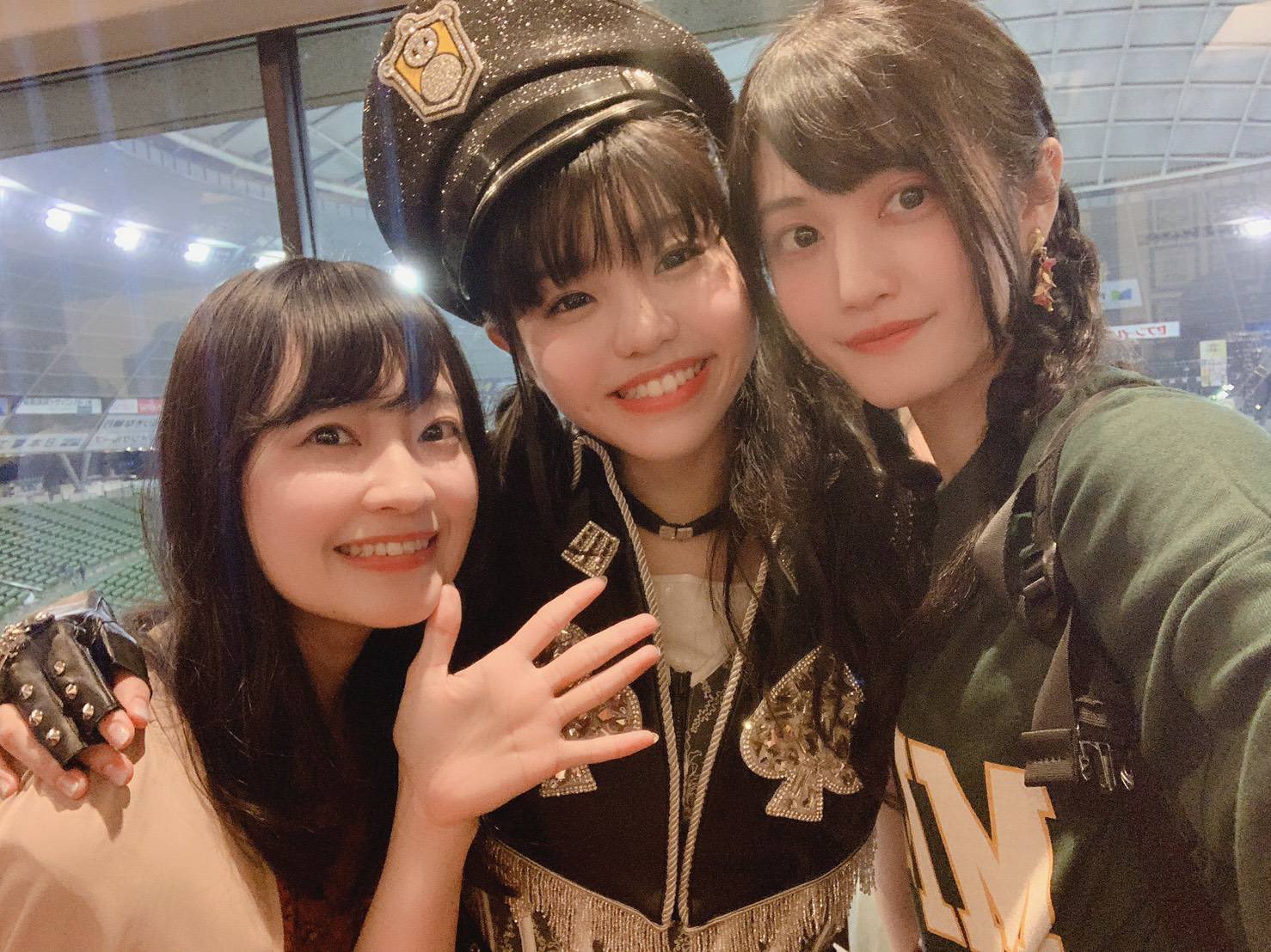 佐藤日向 昨日は萌香ちゃんとはるちゃん 情熱組の2人が見にきてくれました 萌香ちゃん寒いのに半袖なんだもん びっくりしちゃったよ ラーメンパーカーをお貸ししました笑 私が出るもの全てを観に来てくれる2人 カッコイイ姿を見てほしい と気合が