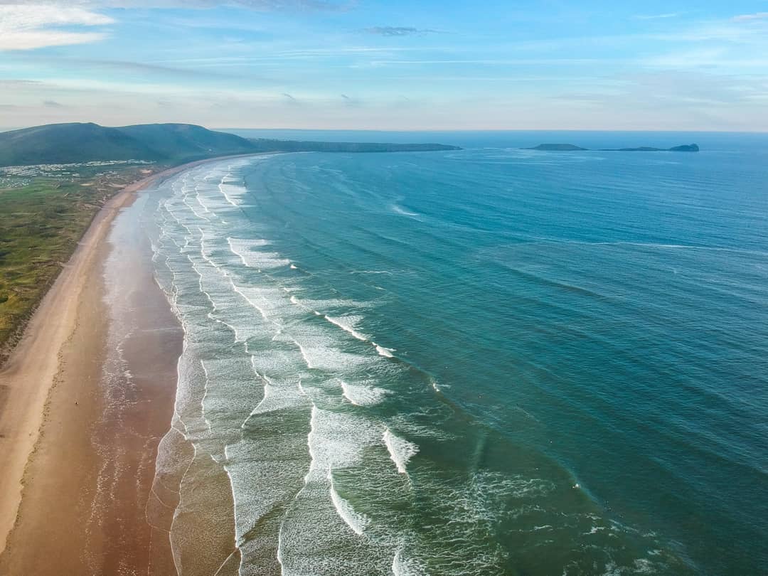 A beach like no other 🤩
•
7am views across the beautiful Llangennith Beach with Worms head off to the right 🗾⚓🌊🌅

📸Steve Liddiard 
instagram.com/steve.liddiard/