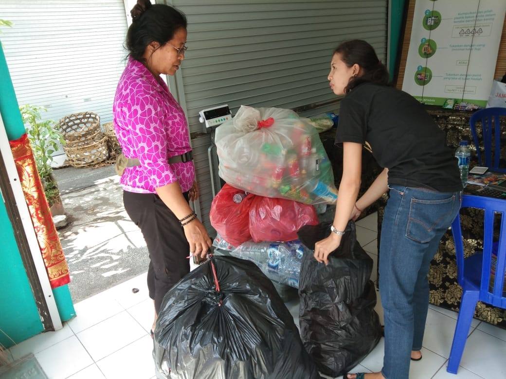 Don't miss out on our limited edition Ocean Bracelets. Each bracelet recovers 20 lbs of ocean-bound plastic &amp; provides income to our collectors providing opportunities and hope. bit.ly/WOD-bracelet #stopoceanplastic #worldoceansday #socialplastic