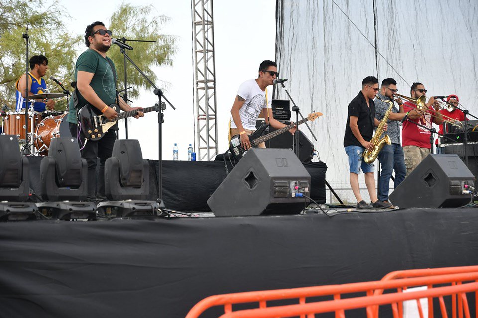 omarrdzband's tweet photo. @RemolskaShow rompiéndola en el escenario  😎 https://t.co/EkwWf0Pq7e