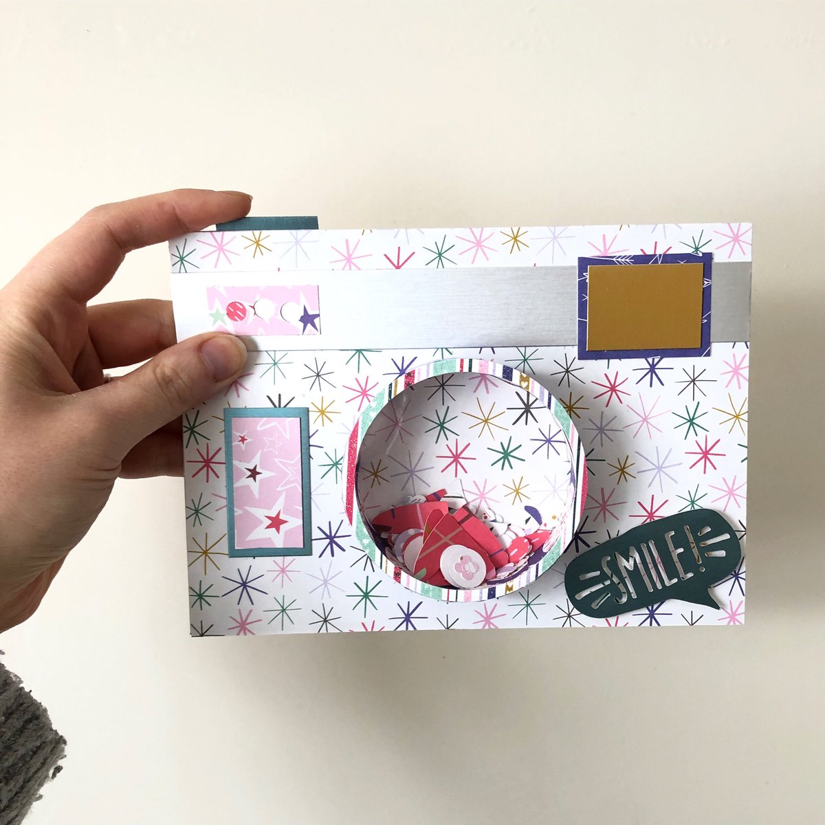 IHeart_Maggie's tweet photo. Could this be my favourite #card ever made! Quite possibility 😊 @HandmadeHour #camera #paperart #shakercard #shakercards #firsteditionpaper #makingmemories #papercraft #handmade #paper #diy #cardmaker #handmadehour #trimcraft https://t.co/aiOeInmtn0