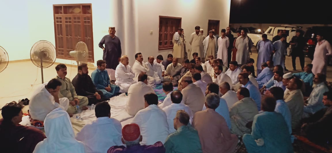 ShahidR25815708's tweet photo. Manzoor Hussain Wassan &amp; Nawab Ali Wassan offered Condolence with Tanveer Wassan on sad demise his Mother at #Kotdiji. https://t.co/nu853fGnqo