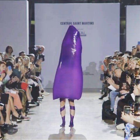 Designer Fredrik Tjærandsen's colourful bubble outfits. Is #bubbledresses the future of fashion. I hope it doesn't burst anyones bubble. 🎈🎈🎈 Image taken from: dezeen.com
#bubble #fashion #Fredriktjærandsen #design #innovative #transform #colourful #kimxgensapa