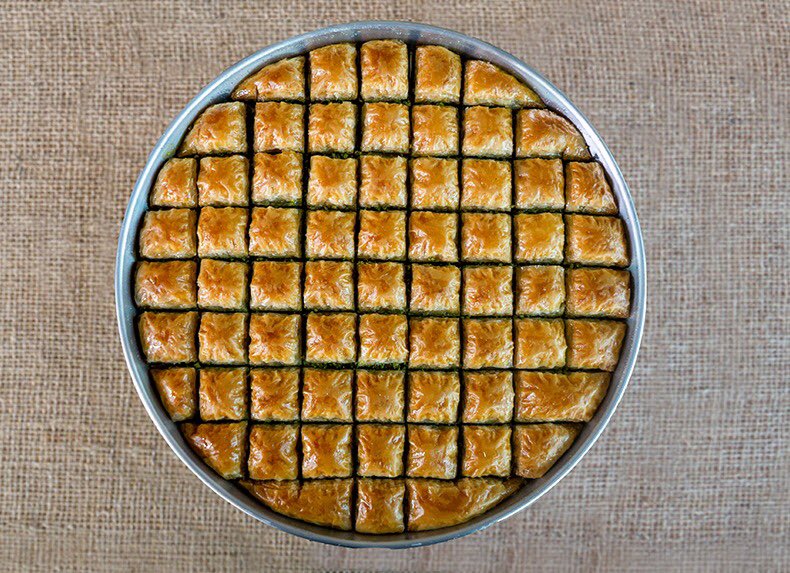 🍯 EN TATLI ÇEKİLİŞ

🎁 16 Haziran’a kadar bu tweeti RT yapıp hesabımızı takip eden 3 kişiye, dünyanın dört bir yanına gönderdiğimiz Gerçek Gaziantep Baklavasından birer kg hediye.

🌐 Online sipariş için: baklavacimehmetyildirim.com