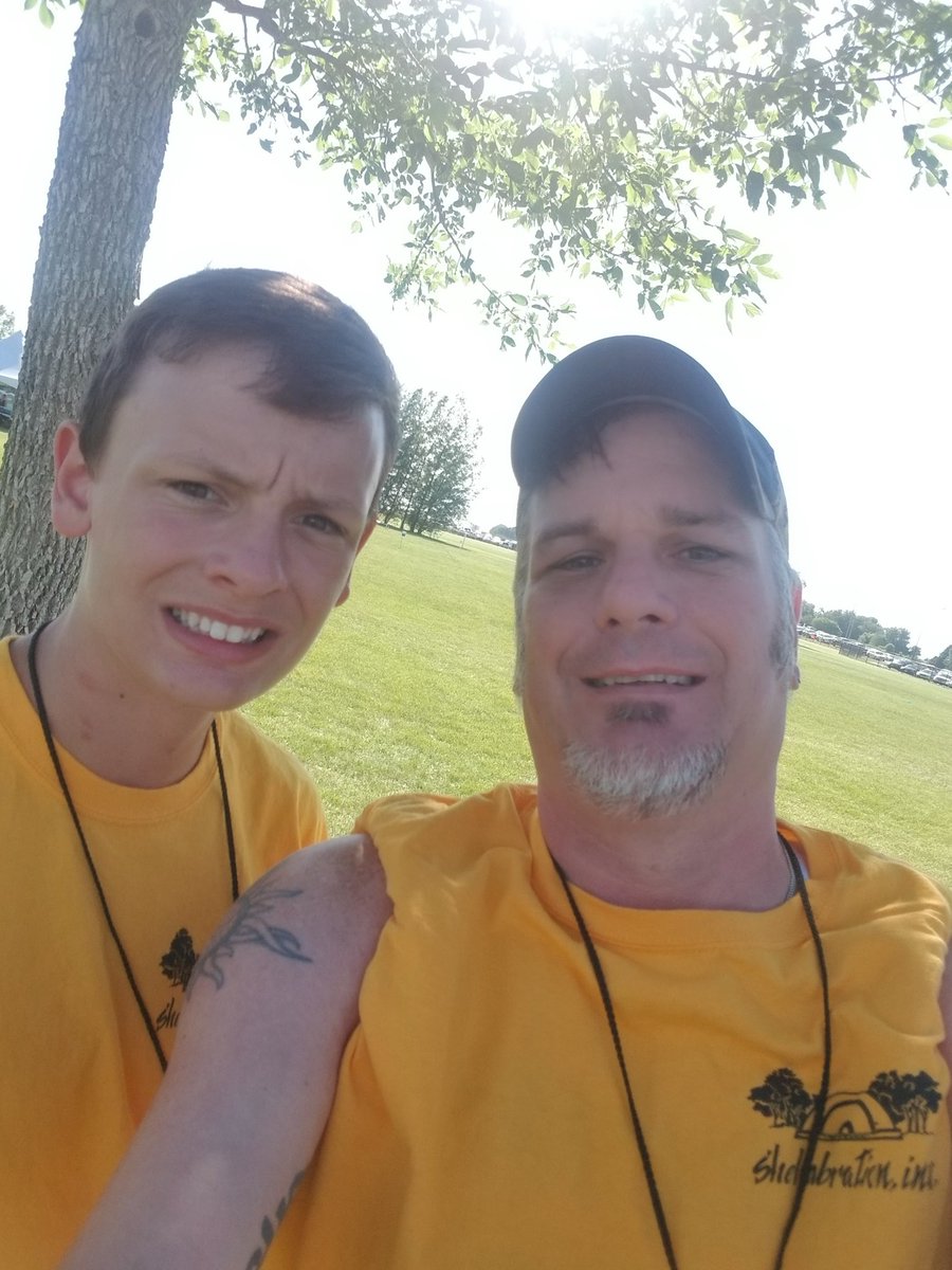 JoeOchoNoles's tweet image. Me and the boy working last night #shellabration #fortdodgeIA #sammyhager