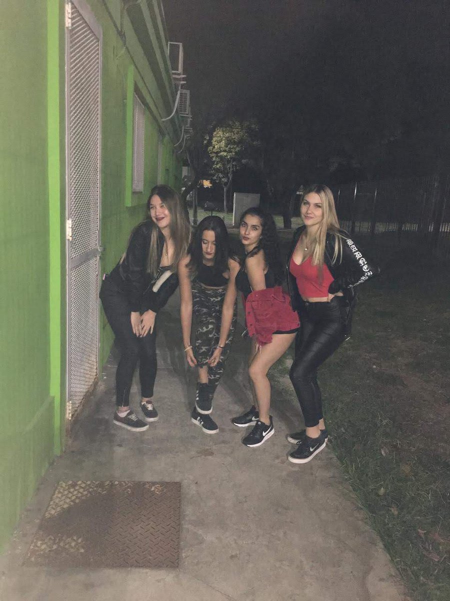 chiaraava's tweet photo. Perdón es que estoy muy enamorada de las amigas que tengo https://t.co/4WYuhBMou0