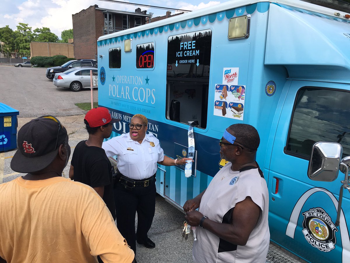 SLMPD's tweet photo. Everybody was all smiles when #STLPolarCops โPopped Upโ at Cote Brilliante Presbyterian Church โCommunity Picnicโ this afternoon.๐จ๐๐ฆ๐๐#CommunityEngagement https://t.co/x6lRNHbuHL