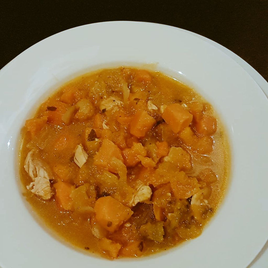 Cathy_SM1's tweet photo. @TsakkyM @NMadzenga @_lehlohonolo_k @fofgirl @_Ndhavuko @events_zoe @Katekani_A @RitaNkuna @kate_kanie swakudya swa Sonto swa ntombi ya muTsonga. Just add chicken cubes and enjoy. Cooking instructions on the pack #Winterindulgence #SoupSeason https://t.co/8mZUcZI1qp