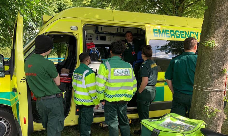 simonnash1980's tweet photo. Great weekend working with team @FACLTD β
Picture: Vehicle orientation post general team briefing and the allocation of cardiac arrest roles and responsibilities β€οΈ
#FirstAid #FirstAidCover #FirstAidResponse (@FARLDN) #Nurse #NurseCommunity #Paramedic #ParamedicCommunity https://t.co/KTMJUJ51vl