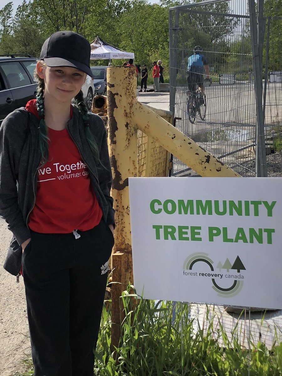 danielle_kovac's tweet photo. It was a great day to volunteer today at Tommy Thompson park. I had the best planter with me! #lifeatrogers #givetogether @rogers https://t.co/cCoSBEc7yU