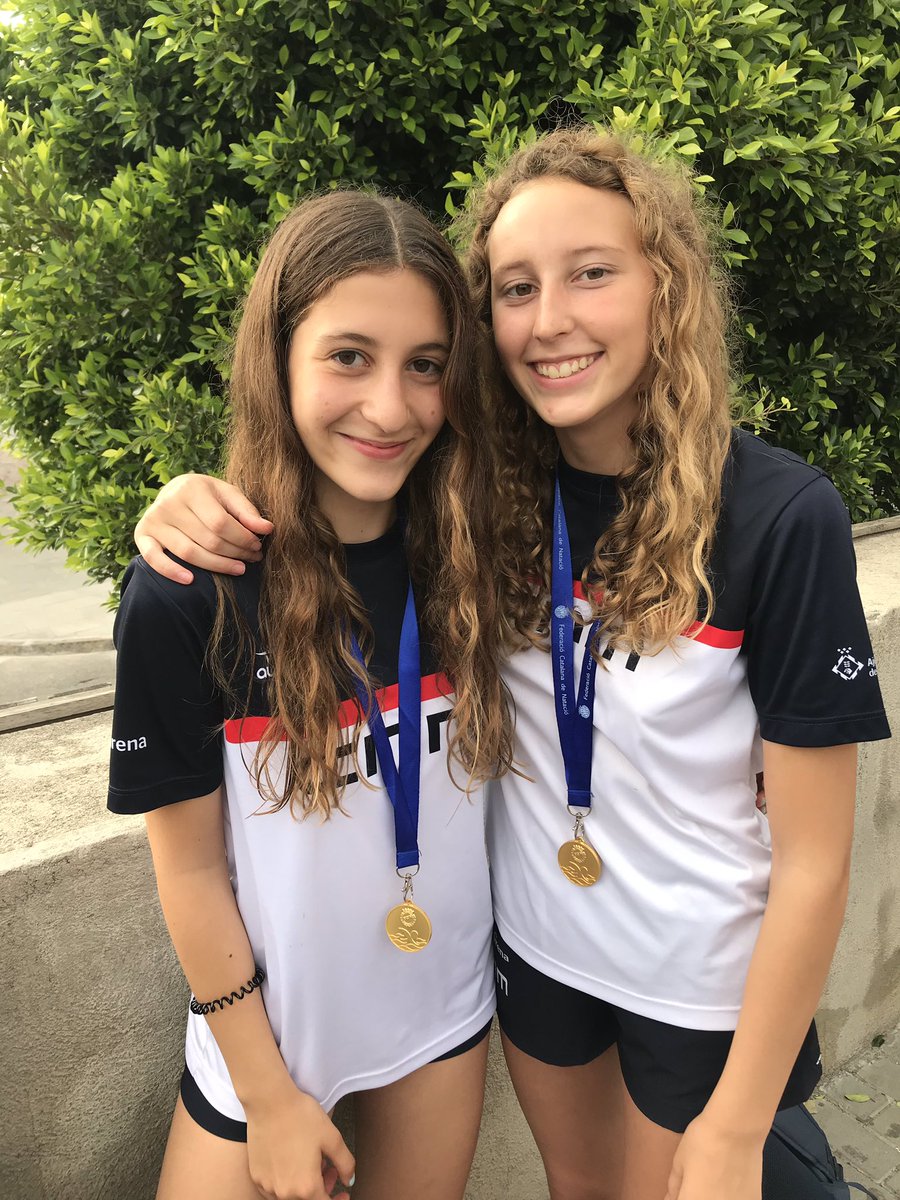 xevicastellvi's tweet photo. Aquest cop les ex-alumnes de l’ @angeleta_ferrer @angeletaferrer  jugadores de @laSirena Mataró de @WPMataro, Isabel Piralkova i Mariona Castellví, avui han guanyat el Campionat de Catalunya infantil femení @wpcatala . El 1r cop en la història del @cnmataro !!! https://t.co/OMG0tCOTSx