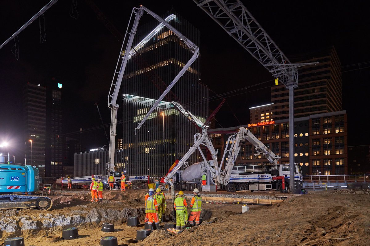 ZuidasAmsterdam's tweet photo. 💪Ruim 200 kuub beton is vandaag gestort voor de fundering van het dak van de toekomstige onderdoorgang van station #Amsterdam Zuid. We werken door tot de ochtendspits van dinsdag. Reis je morgen via Amsterdam Zuid per trein? Check dan de NS-reisplanner. https://t.co/zpX8KJQ6pB