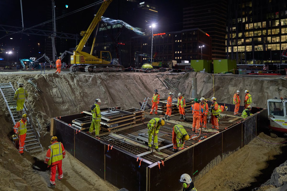 💪Ruim 200 kuub beton is vandaag gestort voor de fundering van het dak van de toekomstige onderdoorgang van station #Amsterdam Zuid. We werken door tot de ochtendspits van dinsdag. Reis je morgen via Amsterdam Zuid per trein? Check dan de NS-reisplanner.