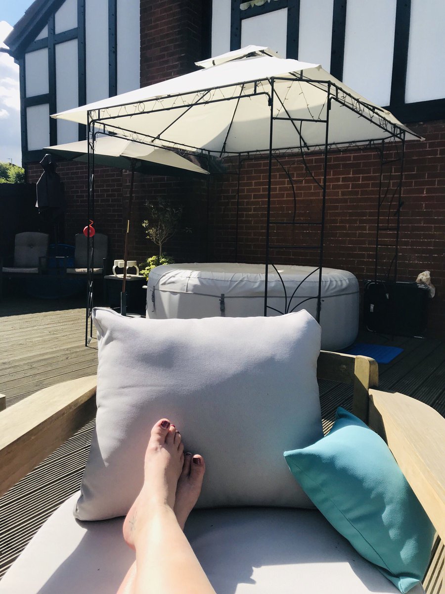 MccaigMiss's tweet photo. A lovely weekend spent in Plymouth catching up with home friends and seeing my family &amp; fur babies ❤️ #Plymouth #familyfirst #dogsarelove #saltrumhouse #WeekendFun #Wellbeing #sunnyweekend #cakesunday https://t.co/owWOzo3MlB