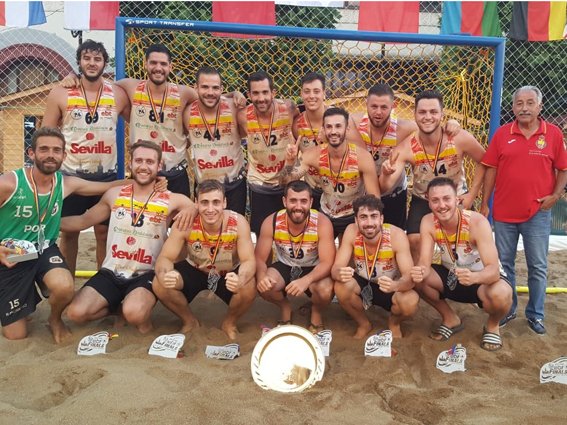 ArenaHandballT's tweet photo. 🏆 #EBTFinals2019 | ¡@bmplayasevilla y @cats_Almeria conquistan Europa!🇪🇺🥇
🥈 @BmPlayaAzuqueca se proclama subcampeón 👏
🎖️ @BMGetasur conquista el octavo puesto ⚔️
🎖️ @bmplayalcala se adjudica la duodécima plaza ✌️
📰 Crónica: https://t.co/izCyj3Xvsn
#⃣ #DontWorryBeachHappy https://t.co/mRgZ5alJuv