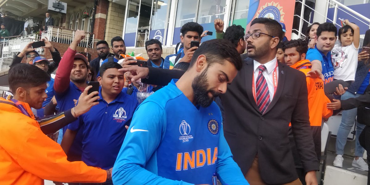 ChimmalgiAnant's tweet photo. @cricketworldcup @SadiqKhan @imVkohli autographing my nephew's bat. He was on cloud nine https://t.co/SkWFgPbHSe