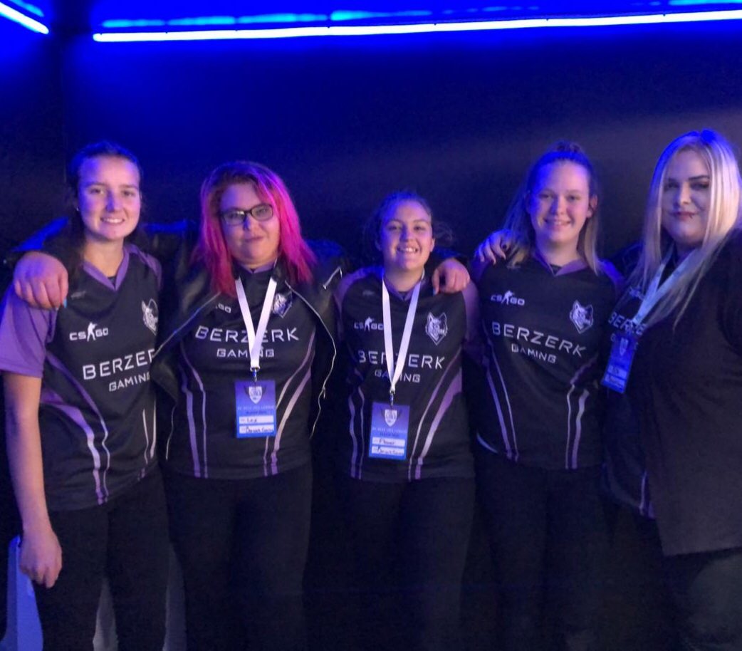 Met some nerds this weekend but most important met these nerds in my team ❤️💜🖤 Can’t even explain what it felt like meeting them. These girls are literally the definition of a dream team 💜🖤