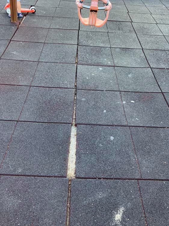 Nos envían unas 📸 de como se encuentra el suelo de goma donde están situados los columpios en el parque del Grillero en  #Arganda <a href="/Arganda_Ayto/">Arganda del Rey</a> <a href="/GuillermoHita/">Guillermo Hita Téllez</a> <a href="/MJRuizdeGauna_/">MJRuizdeGauna_</a>