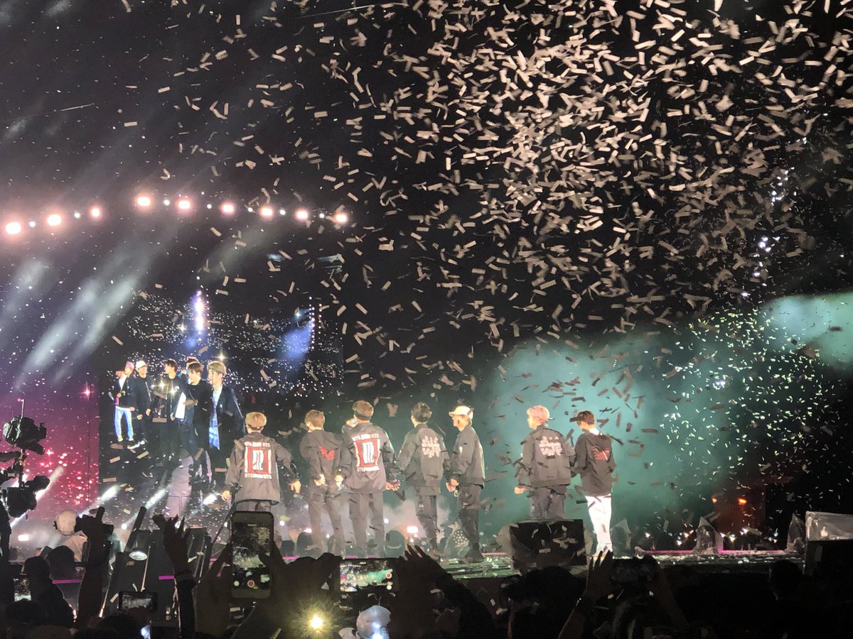 56885447w's tweet photo. To the 7 humans I love more than anything in the world : Thank you. #BTSatStadeDeFrance #BTSinParisDay1 #BTSinParisD2 https://t.co/EFCdfZPlHd