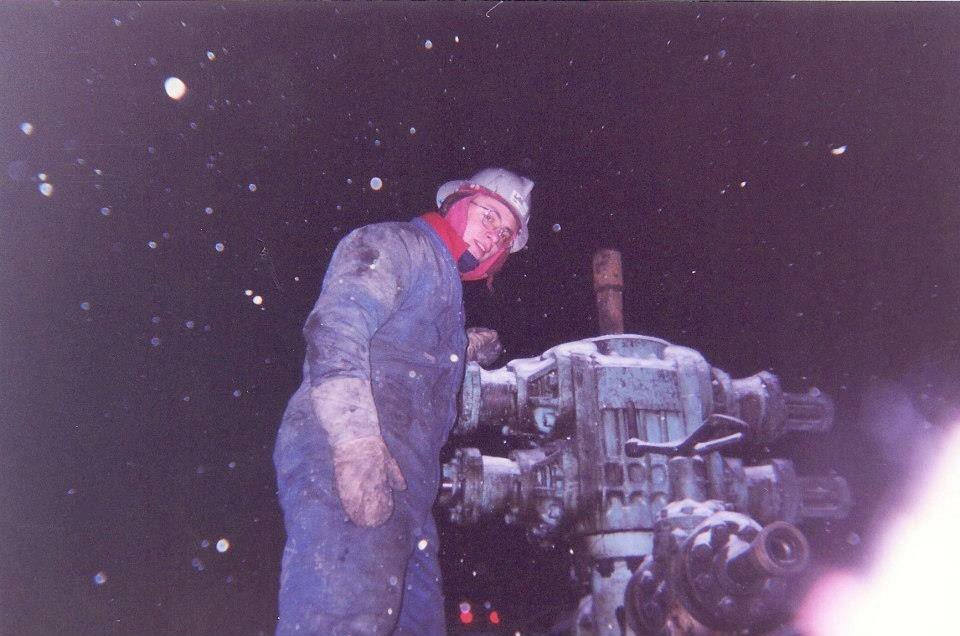 ExtraLars's tweet photo. Want to see a picture of me working on a service rig in 1995? Sure you do.
I worked in the oil patch during summers (and the one winter when I was off University thanks to Dean’s vacation). Started out there just before my 18th birthday.

#Oilpatch #Rigs #TheRigs #ServiceRigs https://t.co/4xzcyc7oOV