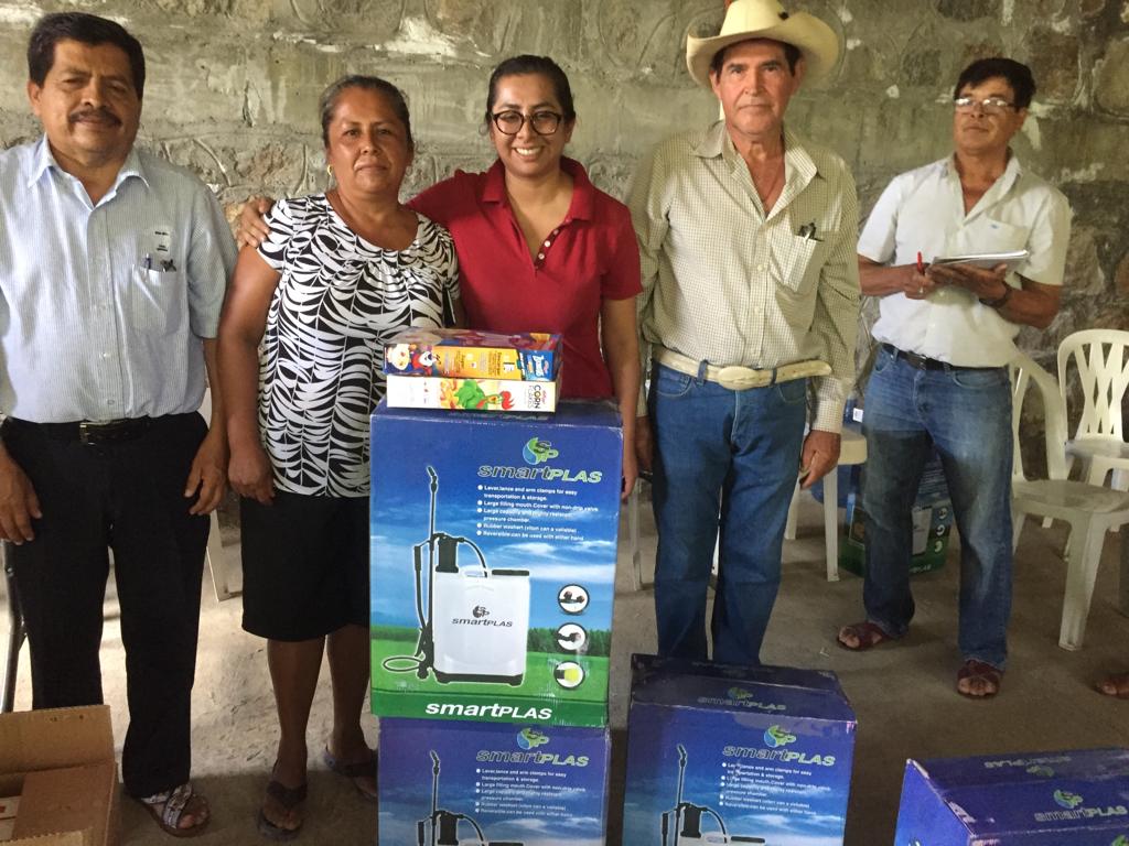 iveth_bernal's tweet photo. Iniciamos el ciclo agrícola con la entrega de bombas aspersoras subsidiadas en Tlacocuspan #Tlatlaya, a los integrantes de la asociación ganadera. Agradezco el apoyo a las asociaciones civiles que nos respaldan en nuestras gestiones @UPAM_mx 👩🏻‍🌾👨🏻‍🌾
#PRIistaTrabajando https://t.co/OgoXGtm4lX