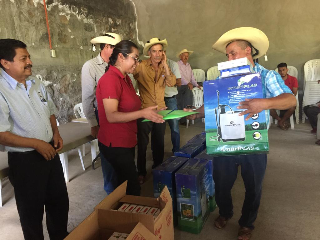 iveth_bernal's tweet photo. Iniciamos el ciclo agrícola con la entrega de bombas aspersoras subsidiadas en Tlacocuspan #Tlatlaya, a los integrantes de la asociación ganadera. Agradezco el apoyo a las asociaciones civiles que nos respaldan en nuestras gestiones @UPAM_mx 👩🏻‍🌾👨🏻‍🌾
#PRIistaTrabajando https://t.co/OgoXGtm4lX