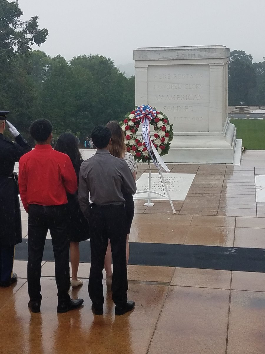 AldineHistory's tweet photo. Nimitz High School laying a wreath at the Tomb of the Unknown Soldier.#NHD2019 https://t.co/vuA5mR1xPl