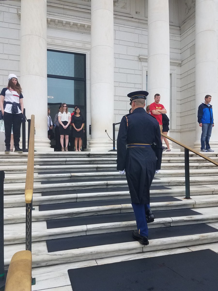 AldineHistory's tweet photo. Nimitz High School laying a wreath at the Tomb of the Unknown Soldier.#NHD2019 https://t.co/vuA5mR1xPl