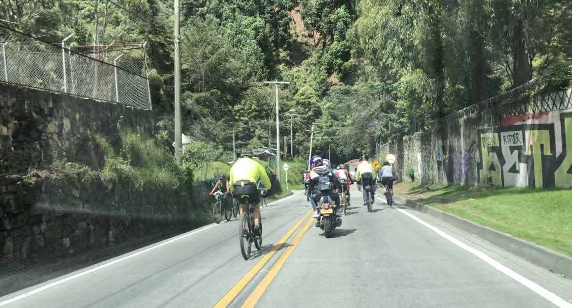 Marce_Tabares's tweet photo. Acá les dejo algunas imágenes de la “decencia” de los #ciclistas en la #víaPatios #LaCalera. Pregunto a @BogotaTransito y a @Bogota : las normas de no adelantar en doble línea, son solo para los carros? Vía compartida significa permitir todo irrespeto de parte de los ciclistas? https://t.co/OI8cvTDmWJ