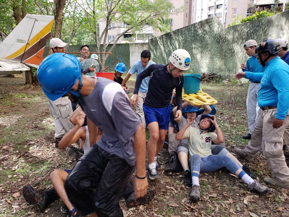 rescatehumboldt's tweet photo. #9Jun: Alumnos #ORH2019 desarrollando trabajo en equipo, como parte del módulo de Atención Pre Hospitalaria #APH #Formacion #Voluntarios #ORH #FamiliaHumboldt #Aspirantes
.@rescatehumboldt https://t.co/DC3HK8NObL