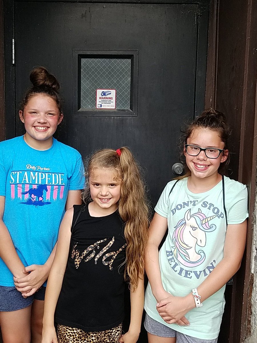 amyjolynn3's tweet photo. Our poor girls waited all day for @walkerhayes. They dont blame you of course...we are Oklahomans...story of our lives😜 #CMAFest2019 https://t.co/pxqiIy3Pmj