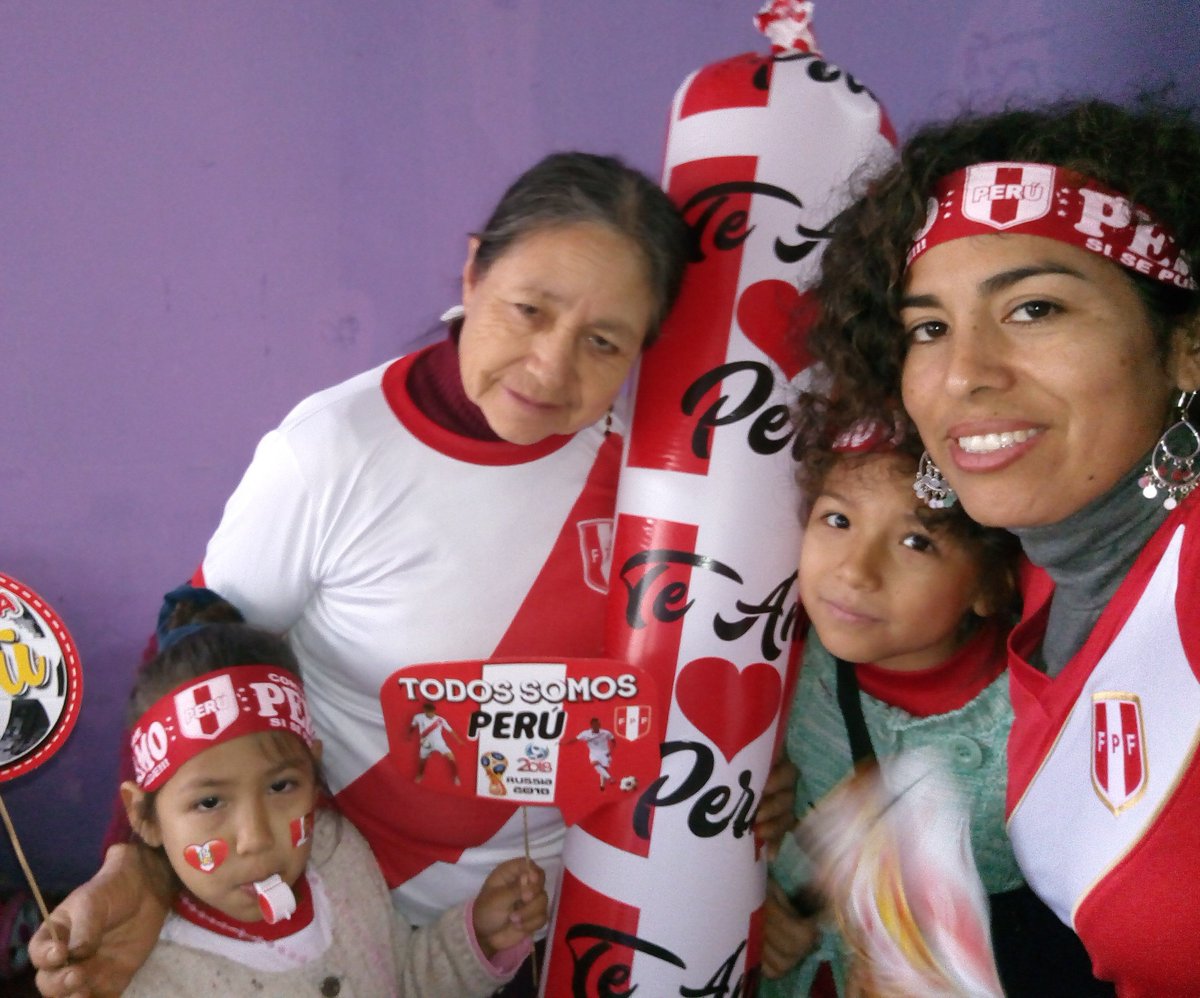 emisabelabe's tweet photo. @MovistarDeporPe #PERÚXMDEPORTES vamos Perú en 2do volteamos el score... Con la barra oficial mis sobrinas Andrea y Celine... Saludos a don Salvador Bejar https://t.co/eE2OIUqTki