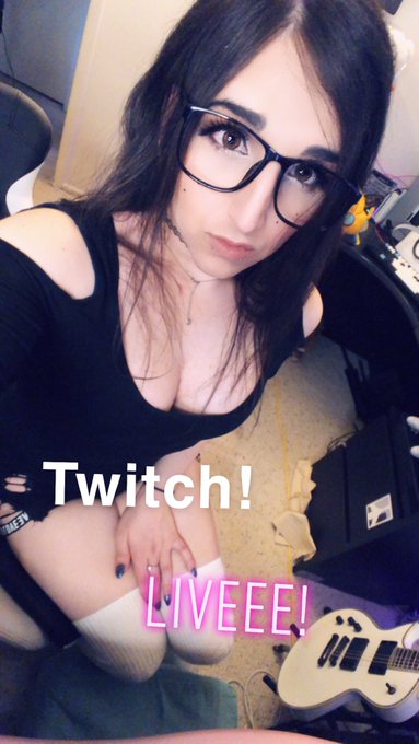 Watch EmilyRoseIV's leaked NSFW photo on TwXstars