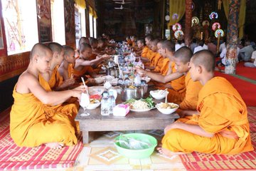 Devit123_Love's tweet photo. 9 June: the First Time of #Cambodians to Eat Khmer Noodle for #National #Solidarity
#Cambodia https://t.co/uLvEjgpLUD