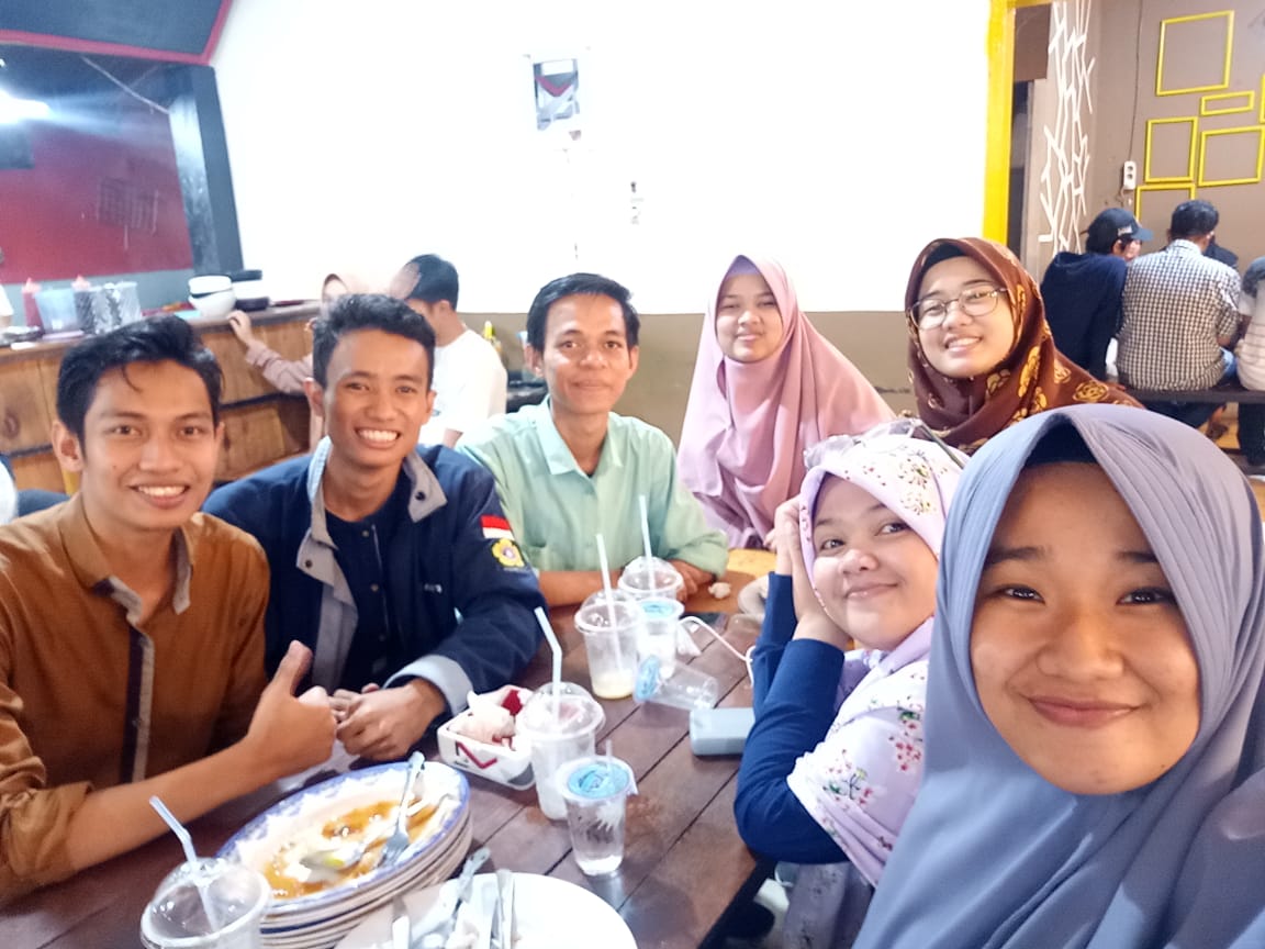 Banyak perubahan yang terjadi. Waktupun terus berputar. Tapi kita tak pernah lupa dari mana kita berasal. Kita akan selalu mengingat pengalaman yang lalu yang telah mendewasakan kita, dan akhirnya kita dibesarkan ditempat yang berbeda. Salam juang dari kami
#pelajarberkeadaban