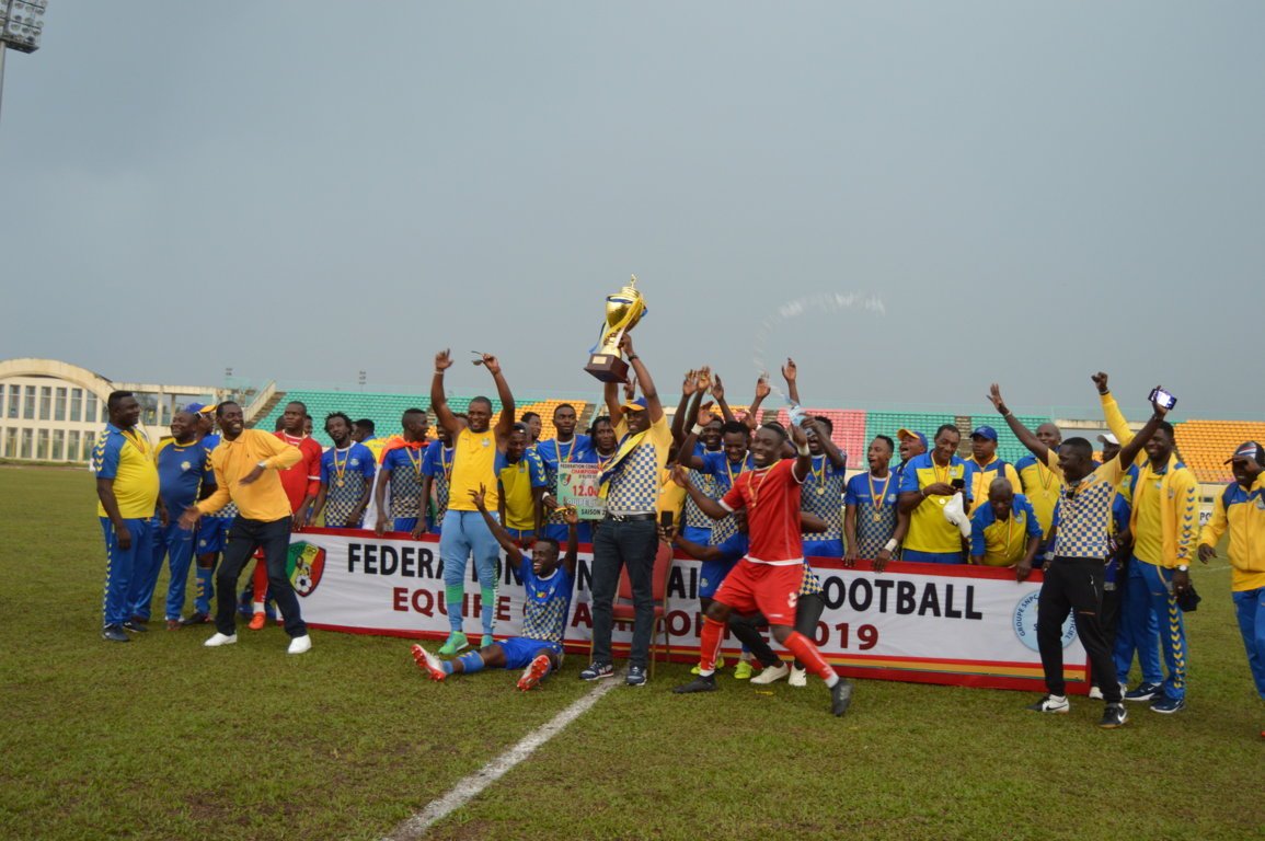 #Football : l’AS Otoho reçoit le trophée de championne du #Congo, un  trophée couplé d’un chèque d’une valeur de douze millions francs CFA, pour couronner ses efforts déployés durant un marathon de vingt-quatre matches.