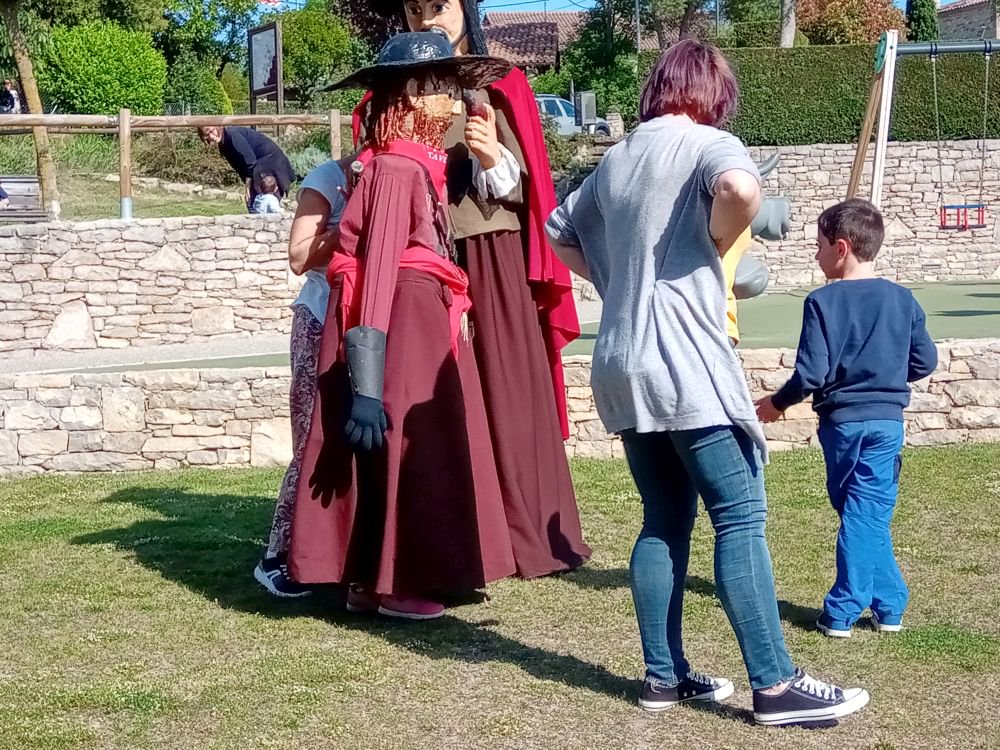 Fedcatcineclubs's tweet photo. El cineclub Geganters de Tavertet celebrant el #DASC2019. @cultpopular_cat Inici a portar gegantons; Presentació de la 3a Mostra de Cine Català a Tavertet i Projecció COCO https://t.co/gzRrDzaIHn
