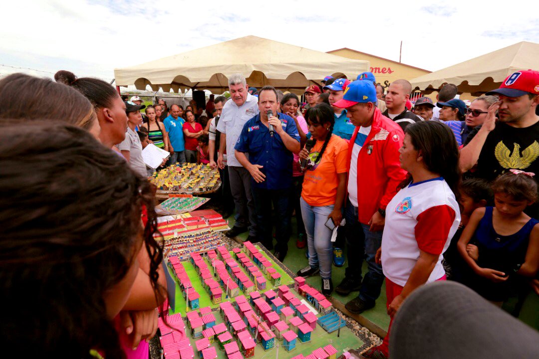 Mary_RomeroP's tweet photo. El @Gobierno_Aragua liderado por el Gob @RMarcoTorres en conjunto con los ministros @EduardoPinateS y @pinfantea se desplegaron en el sector Fundo Coropo, atendiendo las directrices del Pdte @NicolasMaduro de atender a nuestro pueblo víctima de la guerra económica. https://t.co/jg76wbUmcm