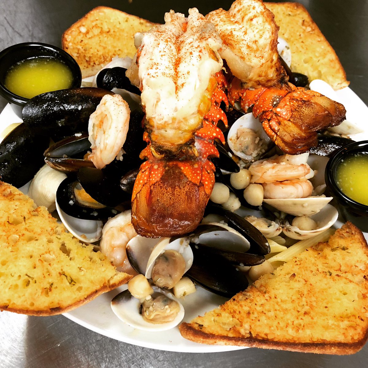 TheHangOut__'s tweet photo. Ultimate seafood fiesta!! #ComeHangOut https://t.co/dBjcQ1Dk4i