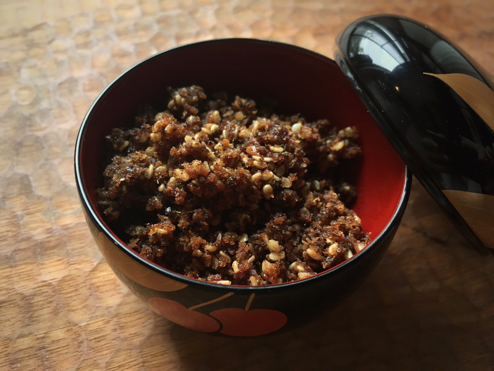 寿木けい ふりかけ うね乃のだしパック だし を取ったあとの を割いて中身を取り出し 醤油 味醂 ごまを加えてフライパンで空炒りする パッケージに書いてあるレシピそのままに作る これは今まで作った ふりかけの中でも群を抜いておいしい T