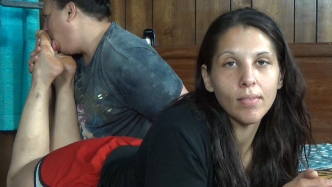 Teresa Fairmont wears a size 10 and is 5'10" tall.  I first saw her stranded outside of a gas station