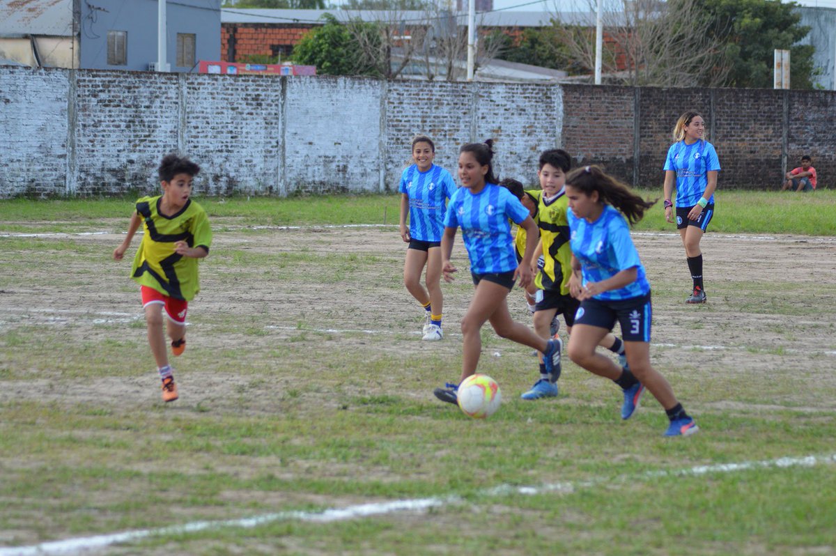 GustavoPorChaco's tweet photo. Acompañamos la Convocatoria Solidaria de la Escuelita de Futbol Potrero del Güiraldes.

 Las escuelitas de fútbol #ElTri, #DeportivoZampa, #CentroDeEmpledosDeComercio y #ElPotreroDelGüiraldes se unieron para juntar alimentos no perecederos y ropas para inundados https://t.co/JotKLku0cg