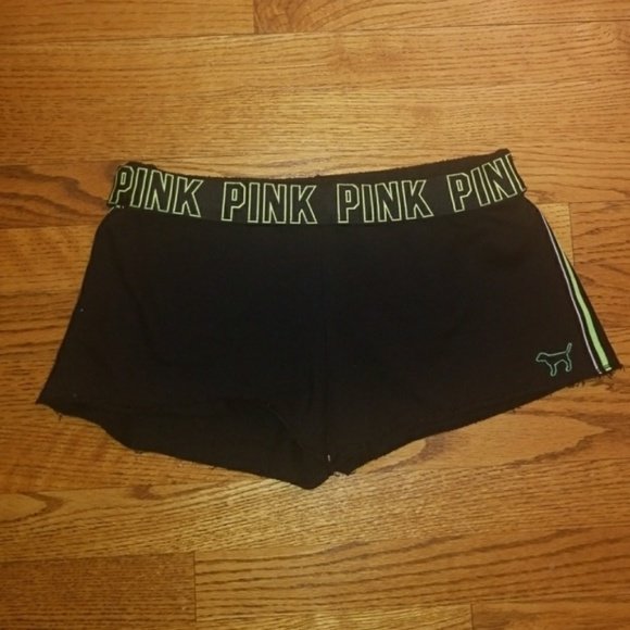NYFashionWeekly's tweet photo. So good I had to share! Check out all the items I'm loving on @Poshmarkapp #poshmark #fashion #style #shopmycloset #stevemadden #pinkvictoriassecret #gillyhicks: https://t.co/dlOLwef9mr https://t.co/X9Et2Poy5i