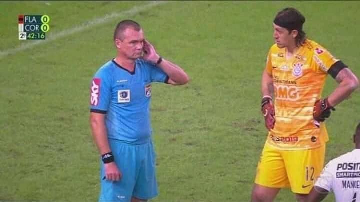 Mfutebolisticos's tweet photo. Eu conversando no celular com o meu pai /// minha mãe esperando eu falar da pensão https://t.co/o76Y0fI12K